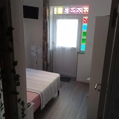 Habitacion Sencilla En Casa De Piedra